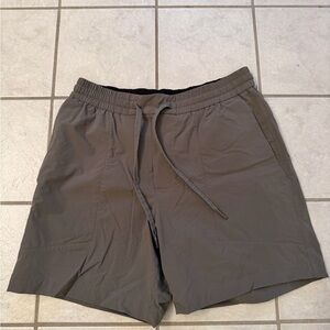 Men's Lululemon Bowline Shorts Like New Medium M Gray / Olive Color